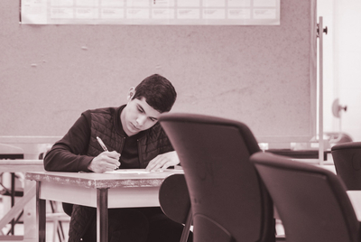 Foto eines jungen Mannes beim Lernen